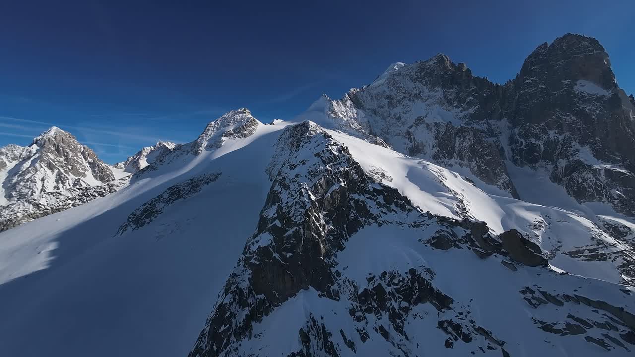 straordinarie riprese aeree di maestose montagne coperte di neve che si abituano alla brillantezza di un cielo limpido e soleggiato