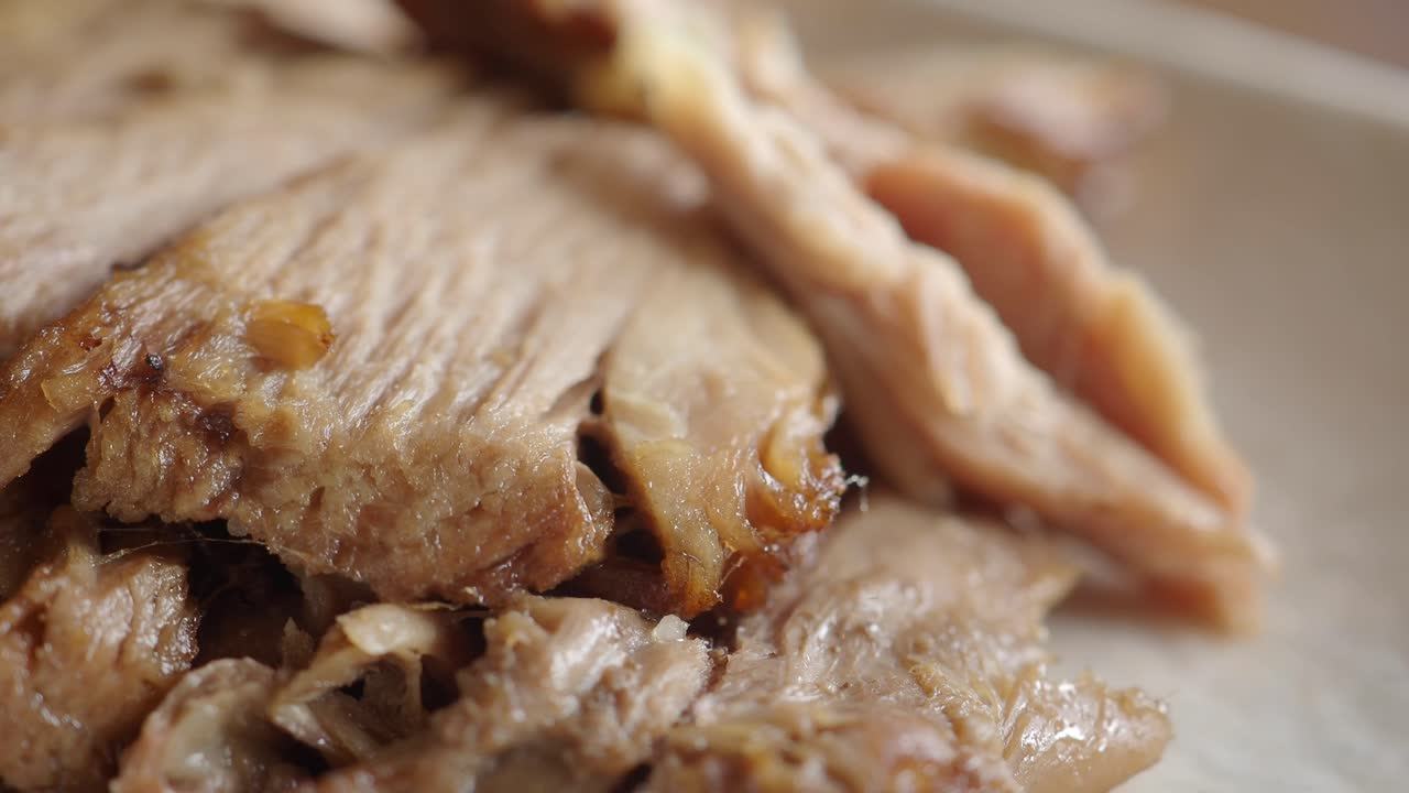 Primo piano di deliziosa carne cotta affettata e sfilacciata