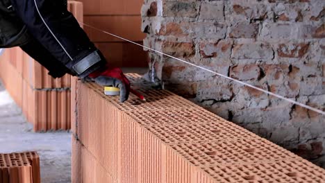 constructores construyendo una pared de ladrillos con ladrillos rojos material de archivo-1