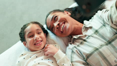 Mamá,-Niña-Y-Selfie-En-La-Cama-Con-Una-Sonrisa