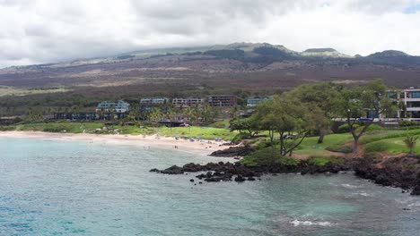 Toma-Aérea-Baja-Empujando-Hacia-La-Pintoresca-Playa-De-Maluaka,-También-Conocida-Como-Ciudad-De-Tortugas,-En-La-Costa-Sur-De-Maui-En-Hawai&#39;i.