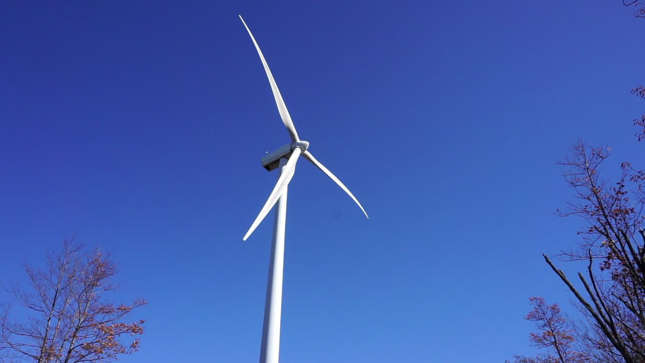 맑은 가을날 풍력 터빈이 돌고 있다