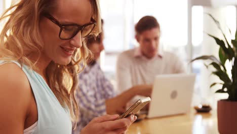 Mujer-Sonriente-Usando-Teléfono-Móvil