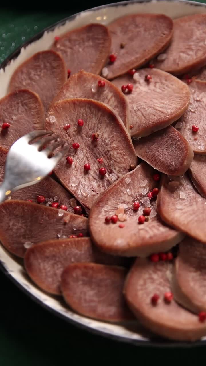 은 고추 조각과 함께 잘라진 고기 혀