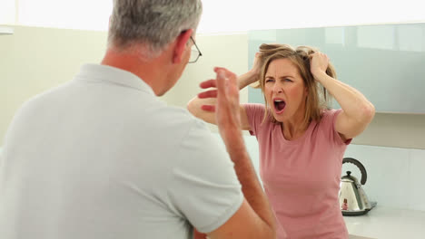 una pareja madura discutiendo.