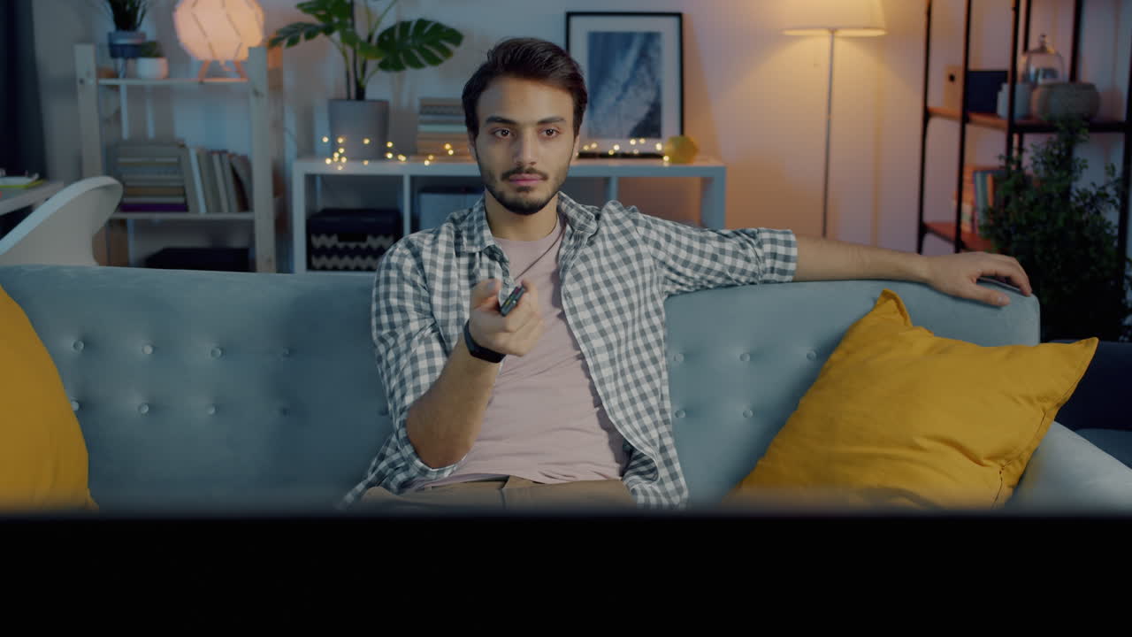 Uomo che guarda la TV su un divano