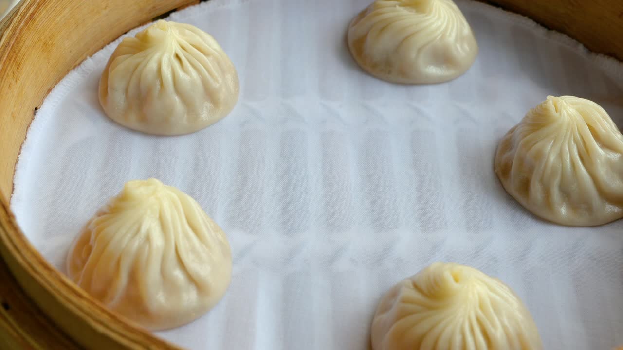 샤오롱바오 (xiao longbao) 의 밀접한 원 움직임, 중국 음식이나 타이완 음식의 레스토랑에서 을 는 돼지고기