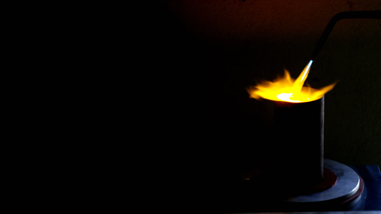 아세 ⁇ 렌  ⁇ 불이 뜨거운 금속을 녹이는 4k