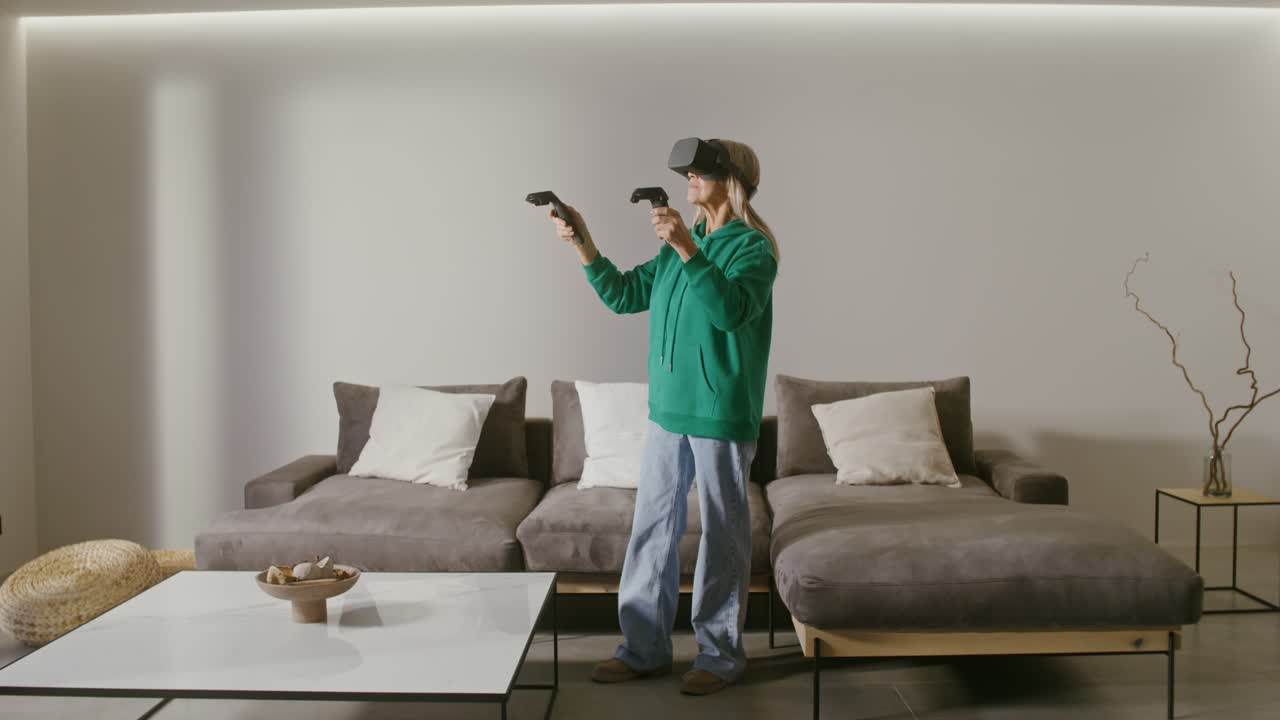 mujer mayor experimentando realidad virtual en casa