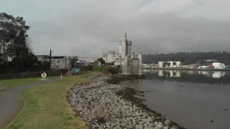 Una-Toma-Aérea-De-Un-Castillo-En-Irlanda