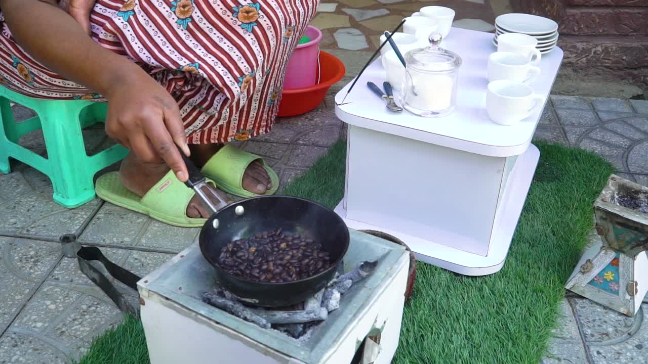 Preparando café etíope em uma cerimônia de café em Adis Abeba, Etiópia