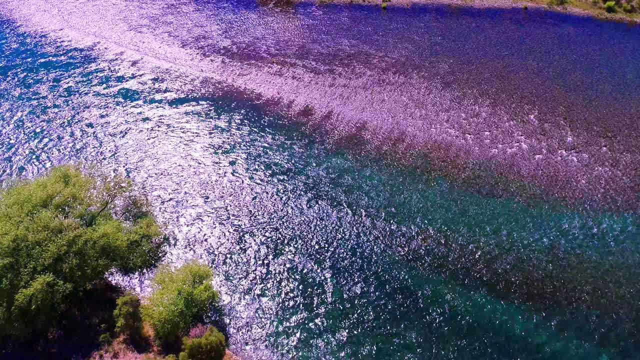 아르헨티나 파타고니아의 유색 강, 사막 한가운데