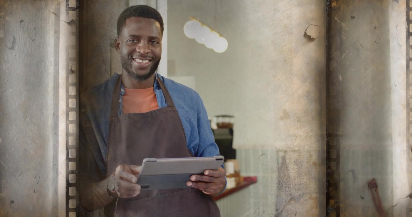 Barista che tocca e scorre un tablet, avviando una sovrapposizione a pellicola che sfuma e mette in evidenza i barattoli del caffè.