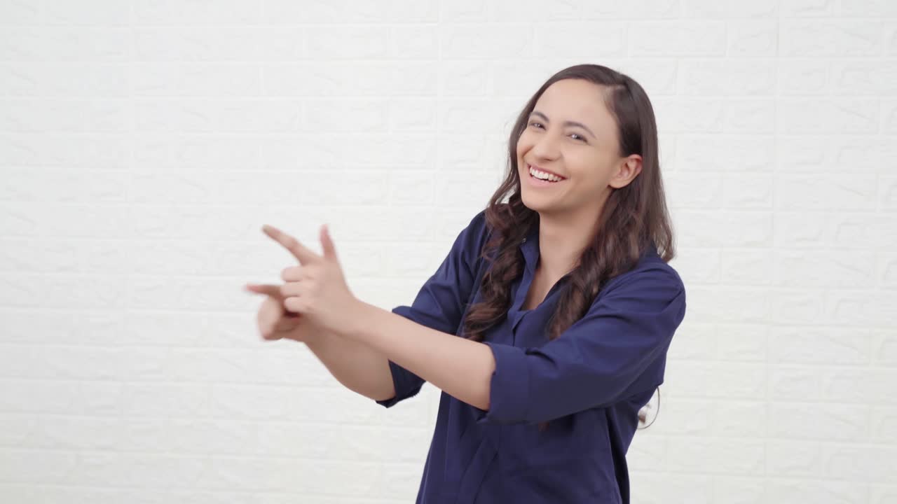 chica india bailando y disfrutando