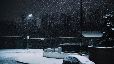 Starker-Schneefall-Auf-Wohnstraße,-Beleuchtet-Von-Straßenlaterne