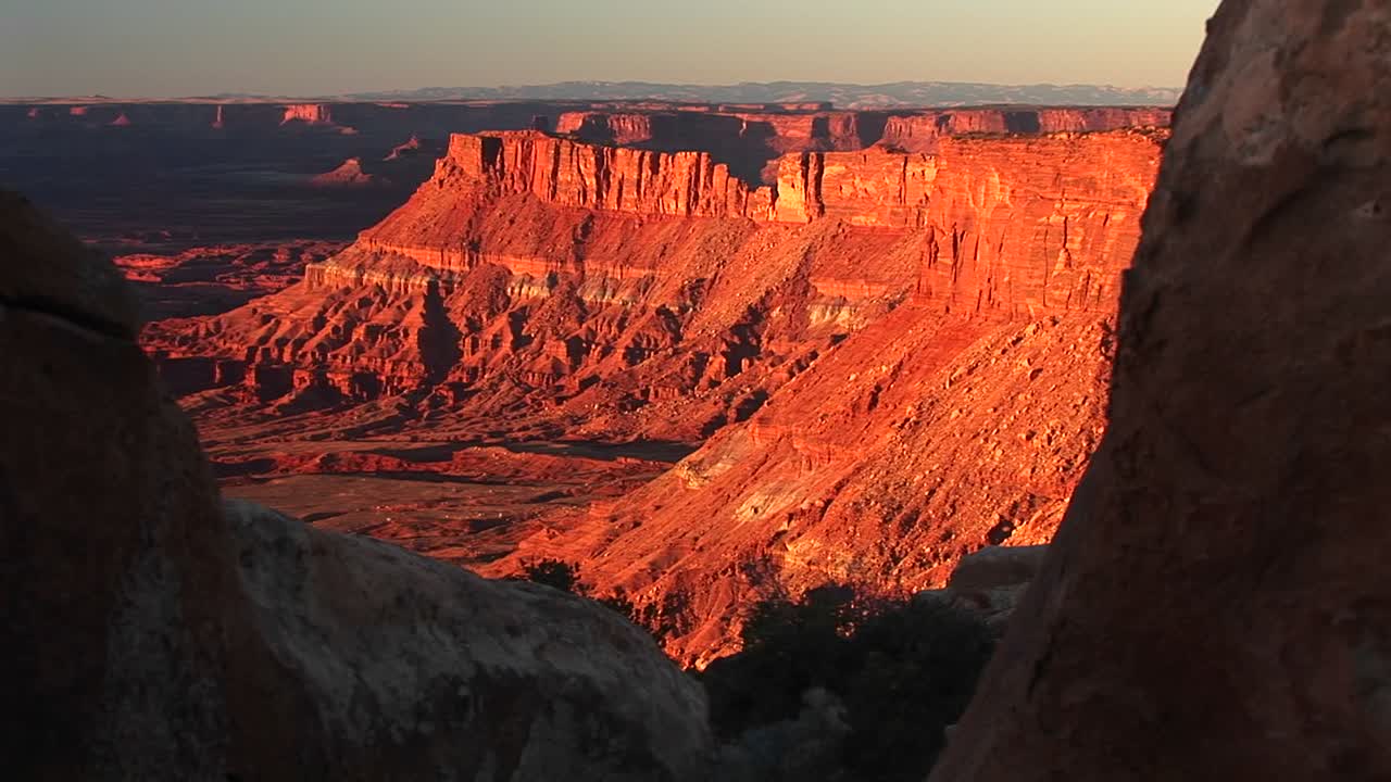 캐년랜드 국립공원 유타에서 주황색 일몰 노을에 목욕하는 버트의 미디엄샷
