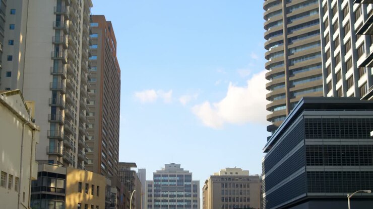 Edifícios e torres modernos na cidade 4k
