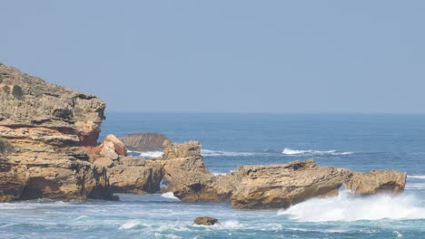 las olas del océano golpean las rocas en la costa de la península de mornington.
