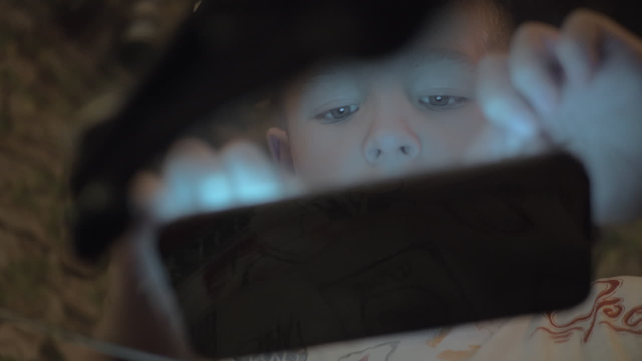 아이는 스마트폰으로 여가 시간을 보내는 것을 선호합니다.