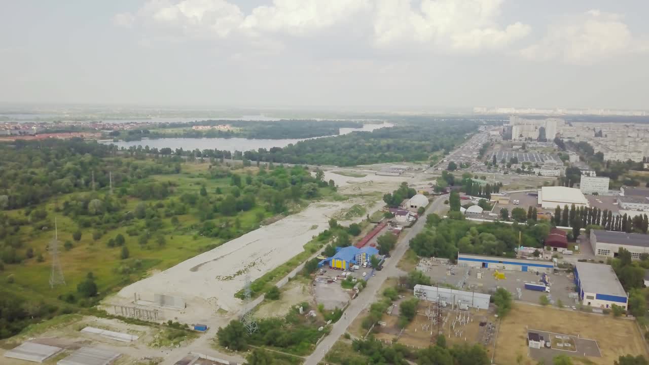 construcción de una carretera de circunvalación para el transporte cerca de las afueras de la ciudad. sitio de construcción. vista aérea. línea de la ciudad con la naturaleza y los edificios