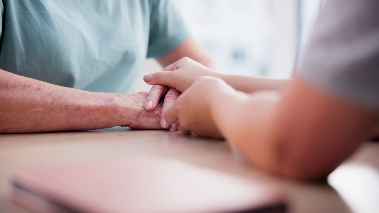 primer plano, apoyo y personas que se toman de la mano