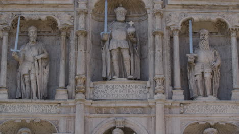 Arco-Santa-Maria-city-gate-in-Burgos,-Spain,-zoom-out