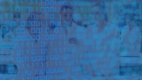 animación del procesamiento de datos sobre científicos caucásicos hablando en el laboratorio