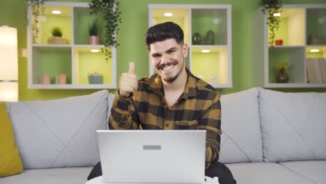 hombre confirmando lo que vio en la computadora portátil.