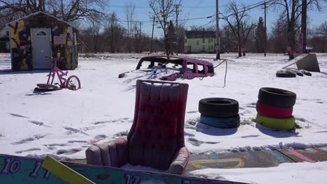 Artículos-Abandonados-En-La-Nieve-En-Una-Sección-Del-Gueto-Del-Centro-De-Detroit,-Michigan