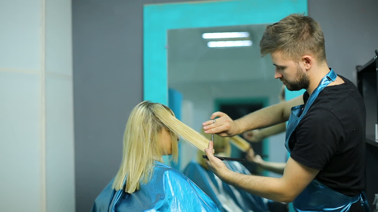 Donna che si taglia i capelli in un salone da parrucchiere