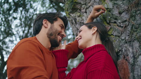 Feliz-Pareja-Sonriente-De-Pie-árbol-Forestal-Vertical-De-Cerca.-Familia-Riendo