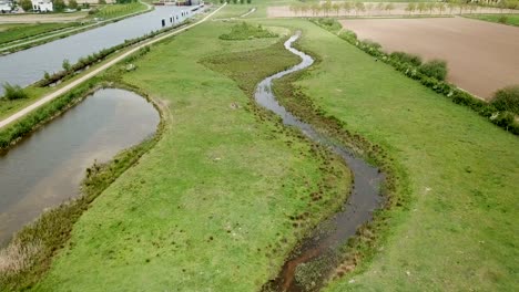 Drohnenaufnahmen-Des-Flusses,-Des-Weges-Und-Der-Brücke-In-Der-Nähe-Des-Kanals-In-Holland