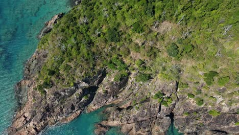 Felsige-Klippen-Von-Langford-Island-Mit-Türkisblauem-Meer---Whitsunday-Island-In-Qld,-Australien