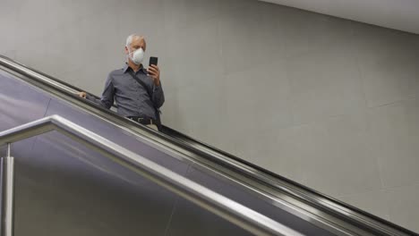 hombre caucásico en una estación de metro con una máscara facial contra el coronavirus