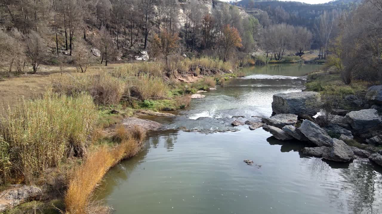 잔잔한 강을 천천히 지나가다