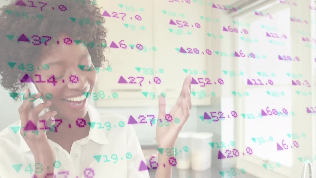 animación del procesamiento de datos financieros sobre una mujer de negocios afroamericana en la oficina