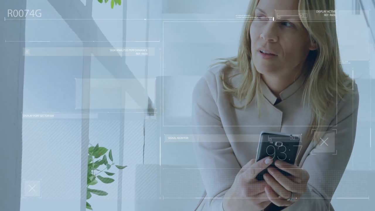 animación de pantalla digital con datos sobre mujer caucásica con teléfono inteligente