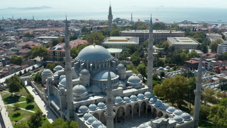 Mezquita-Suleymaniye-Con-Cielo-Despejado-Y-Arquitectura-Impresionante-En-Estambul,-Turquía,-Amplia-Vista-Aérea-Desde-Arriba