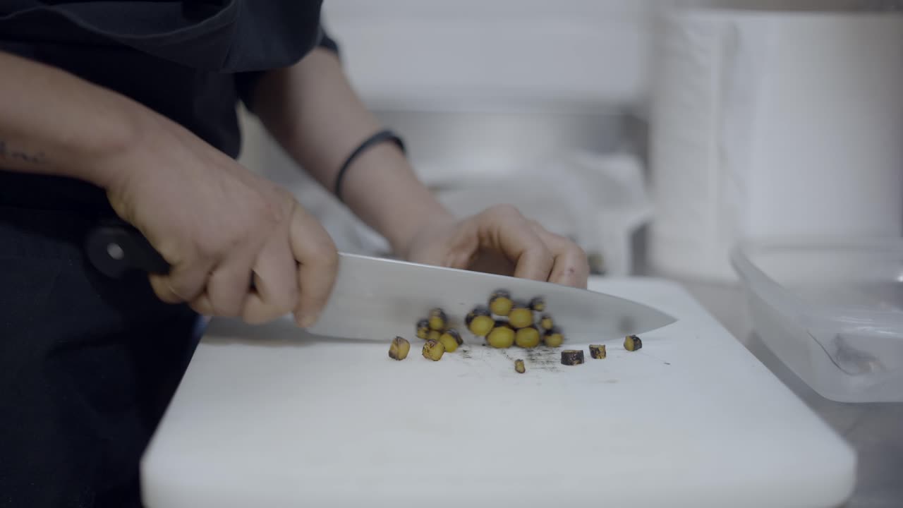 야채를 잘라내는 셰프