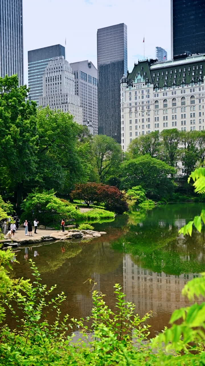 Lago do Central Park com o Plaza Hotel e arranha-céus na cidade de Nova York. Vista panorâmica do lago do Central Park com o Plaza Hotel e arranha-céus modernos ao fundo na cidade de Nova York