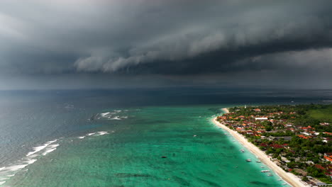 Nubes-De-Tormenta-Sobre-El-Paisaje-Marino-Y-El-Pueblo-Costero-En-La-Isla-De-Nusa-Lembongan-En-Bali,-Indonesia