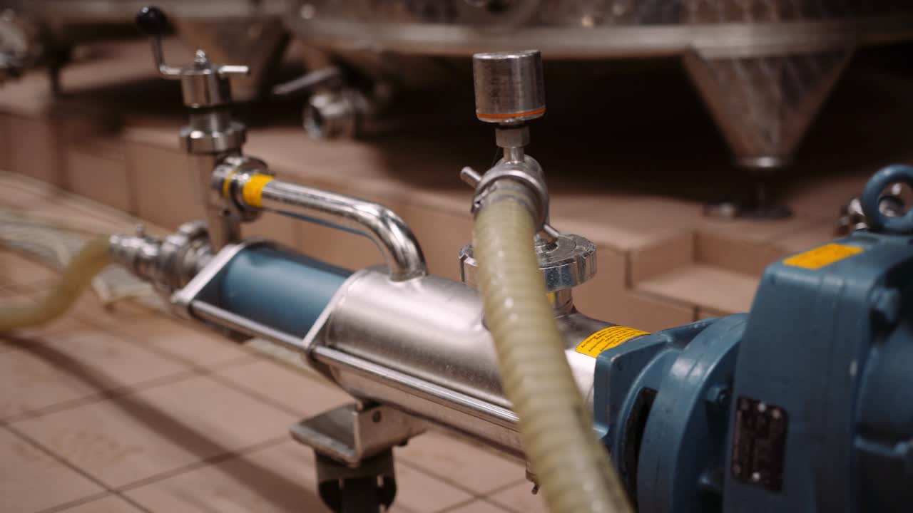 bomba de vino en bodega de finca vinícola