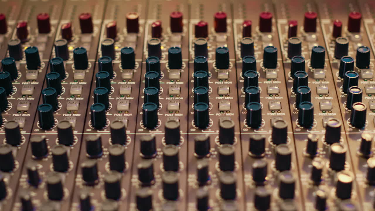 음향 레벨을 위해 사용되는 사전 증폭기 손잡이가 있는 음악 녹음 스튜디오 제어실