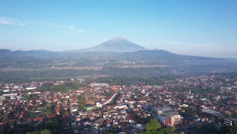 vista aérea matutina del monte sumbing vista desde la densa ciudad de magelang