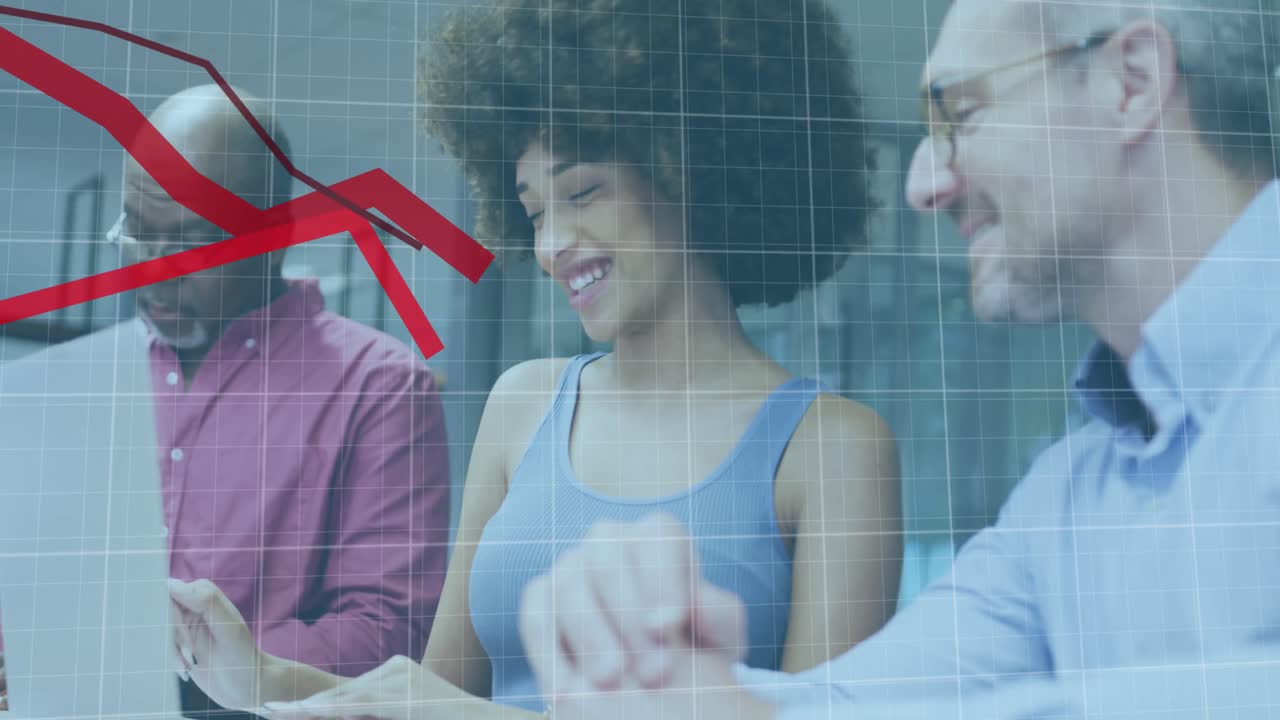 animación del procesamiento de datos financieros con líneas rojas sobre diversas personas de negocios en la oficina.