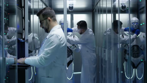 científicos trabajando con robots en un centro de datos