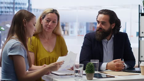 berater im büro, der menschen bei der aufstellung eines lebensunterhaltsplans unterstützt