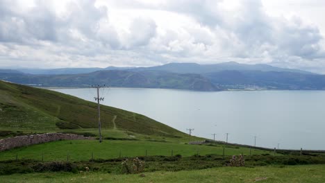 Üppig-Grüne,-Idyllische-Llandudno-Bergküste,-Sanfte-Hügel,-Malerische-Touristische-Meereslandschaft