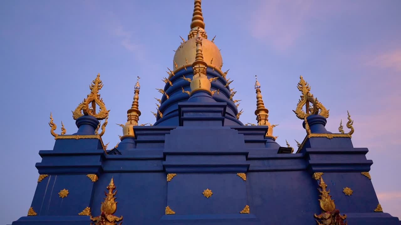 Blå og guld ved Wat Rong Sear Tean (Det Blå Tempel). Chiang Rai, Thailand