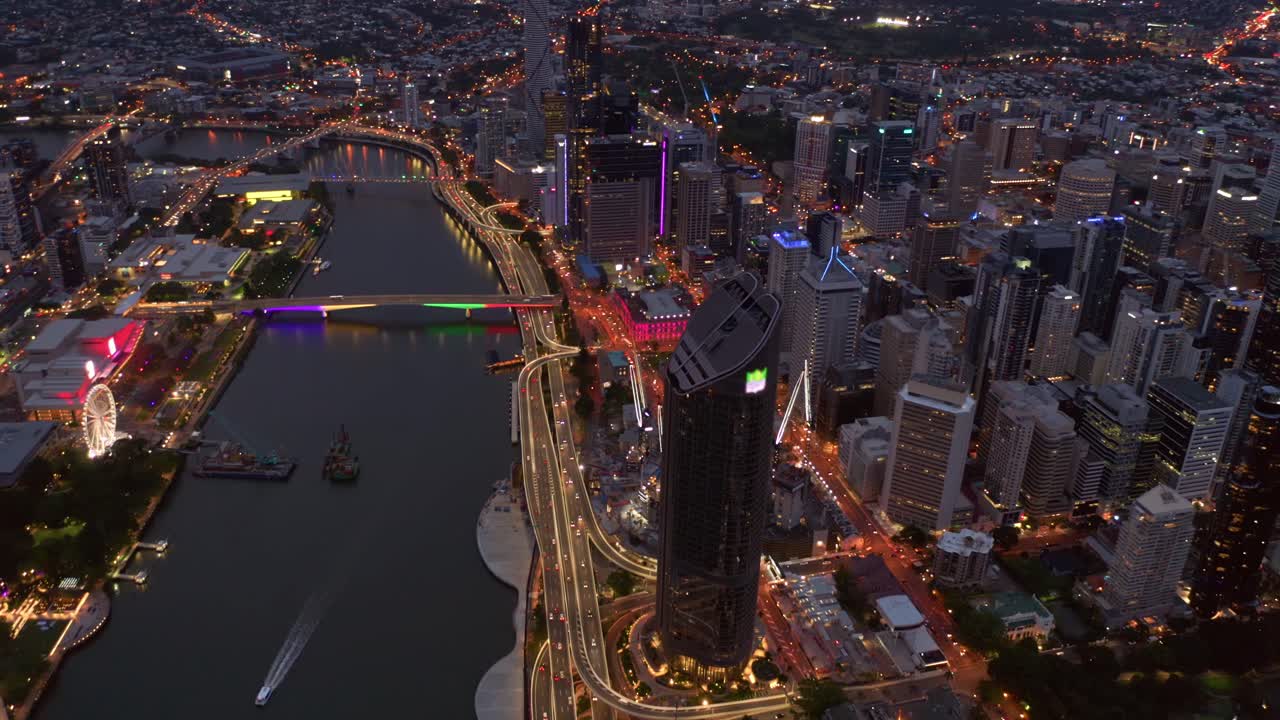 호주 브리즈번의 도심 근처 밤에 1 윌리엄 스트리트 마천루와 브리즈번 강을 따라 교통의 공중보기